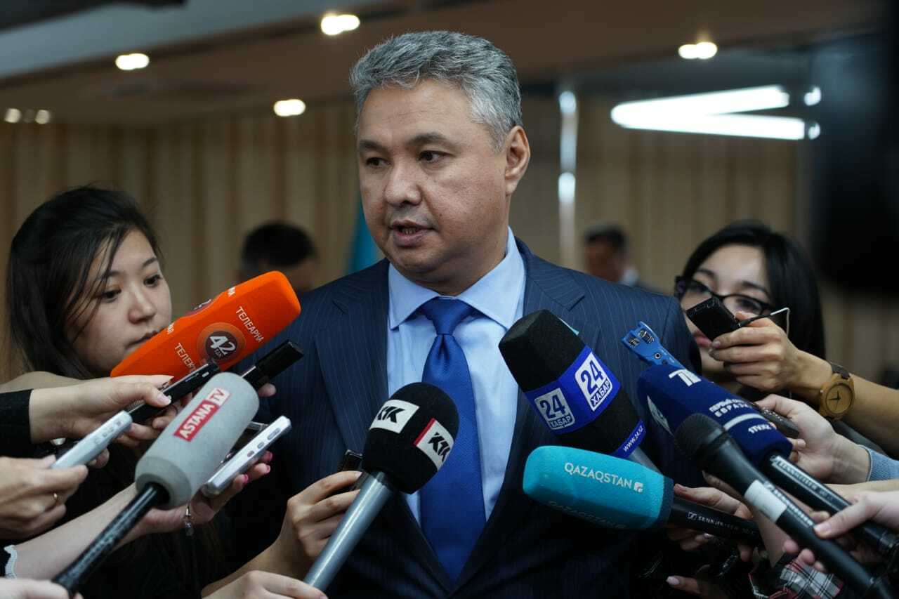 Азат Перуашев: Минздрав уже продемонстрировал весь спектр эмоций