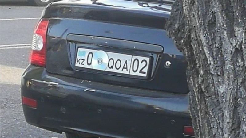 Оригинальным способом водитель авто закрыл свои номера