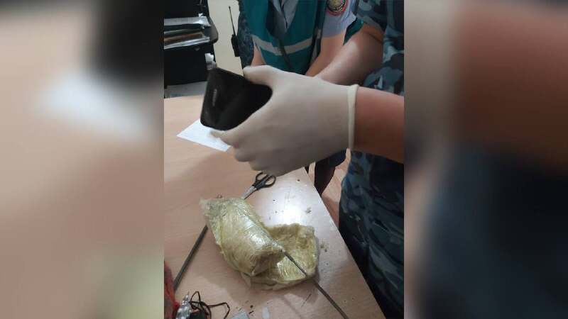 В ВКО наркотики и телефоны пытались передать разным заключённым в одно время