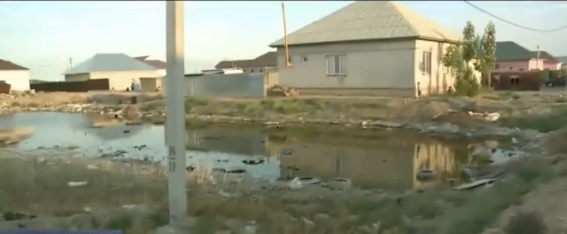 Зловонный водоем отравляет жизнь кызылординцам