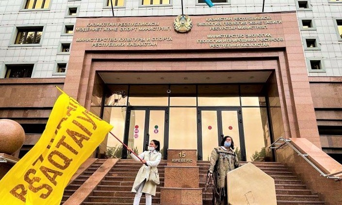 Министрліктер үйінің алдында экобелсенділер күштеп ұсталды