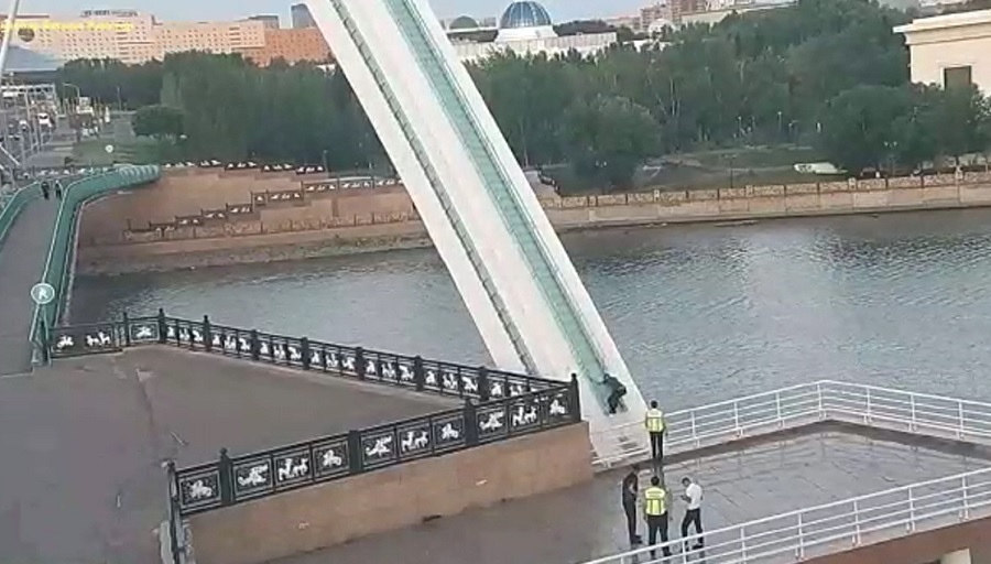 Молодые астанчане залезли на арку моста ради видео в TikTok
