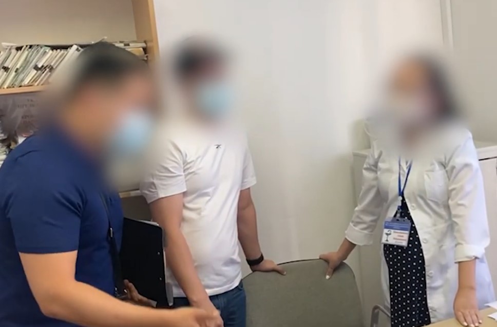 В пяти городах медики продавали казахстанцам паспорта вакцинации за 5-30 тыс тенге