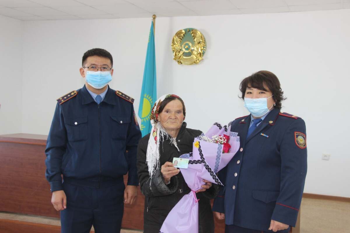 Ақтөбеде 69 жастағы зейнеткер алғаш рет төлқұжат алды