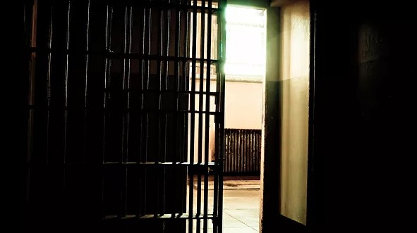 Осужденный казахстанец знакомился с девушками из тюрьмы. КУИС организовал проверку