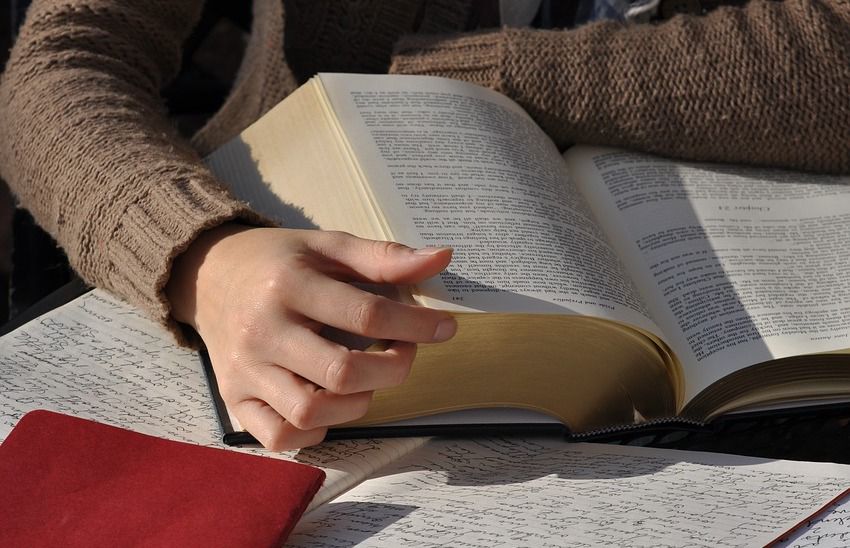 Казахстанку освободили досрочно из колонии за прочтение 10 книг