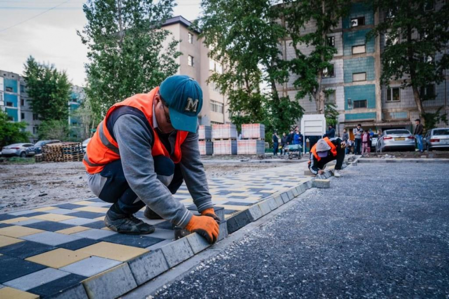 В Нур-Султане продолжается работа по благоустройству районов