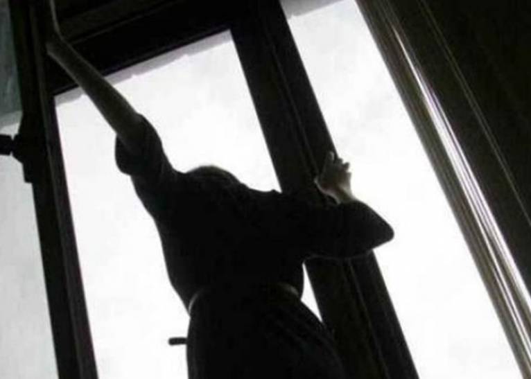 Атырауда 19 жастағы бойжеткен 16-қабаттан секіріп кеткен