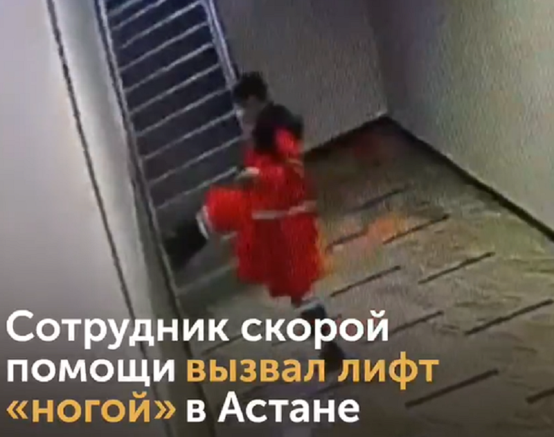 Столичные полицейские наказали фельдшера, вызвавшего лифт ногой