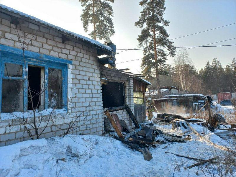 Житель Семея вынес родственника из горящего дома