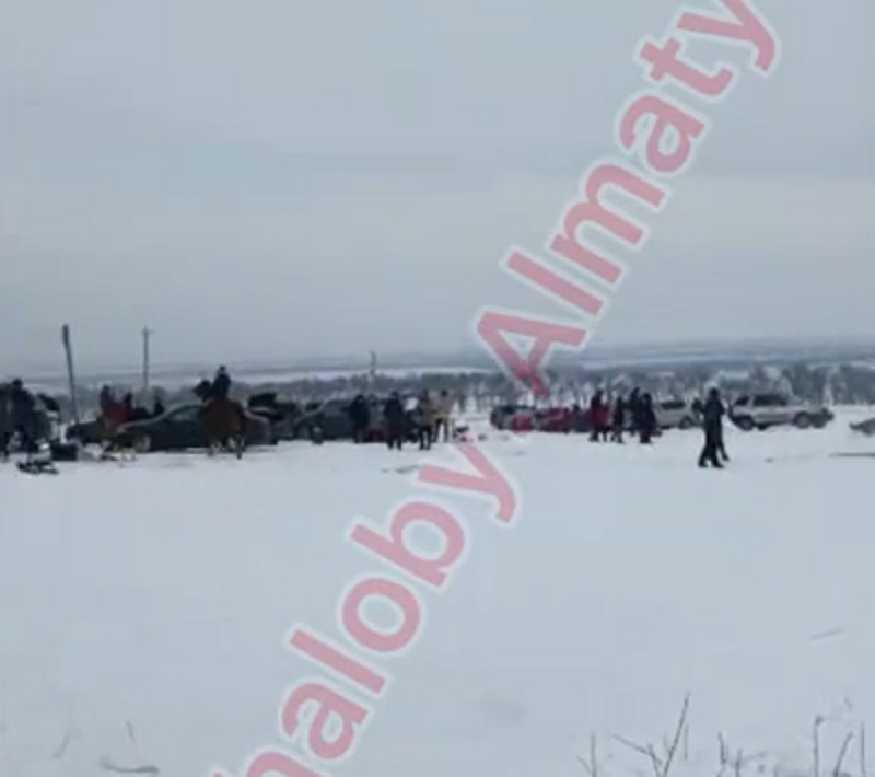 Опасные катания: Семью сбила машина в Алматинской области во время спуска с горки