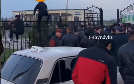 «Зомбилар ұқсап»: Желіде шымкенттіктердің автоцонды басып кіруі талқыда (ВИДЕО)