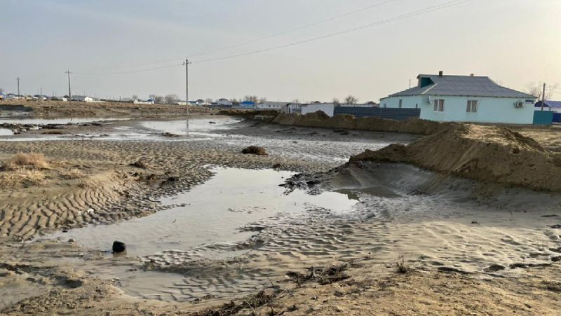 Жители подтопленного села в Атырауской области вернулись в свои дома