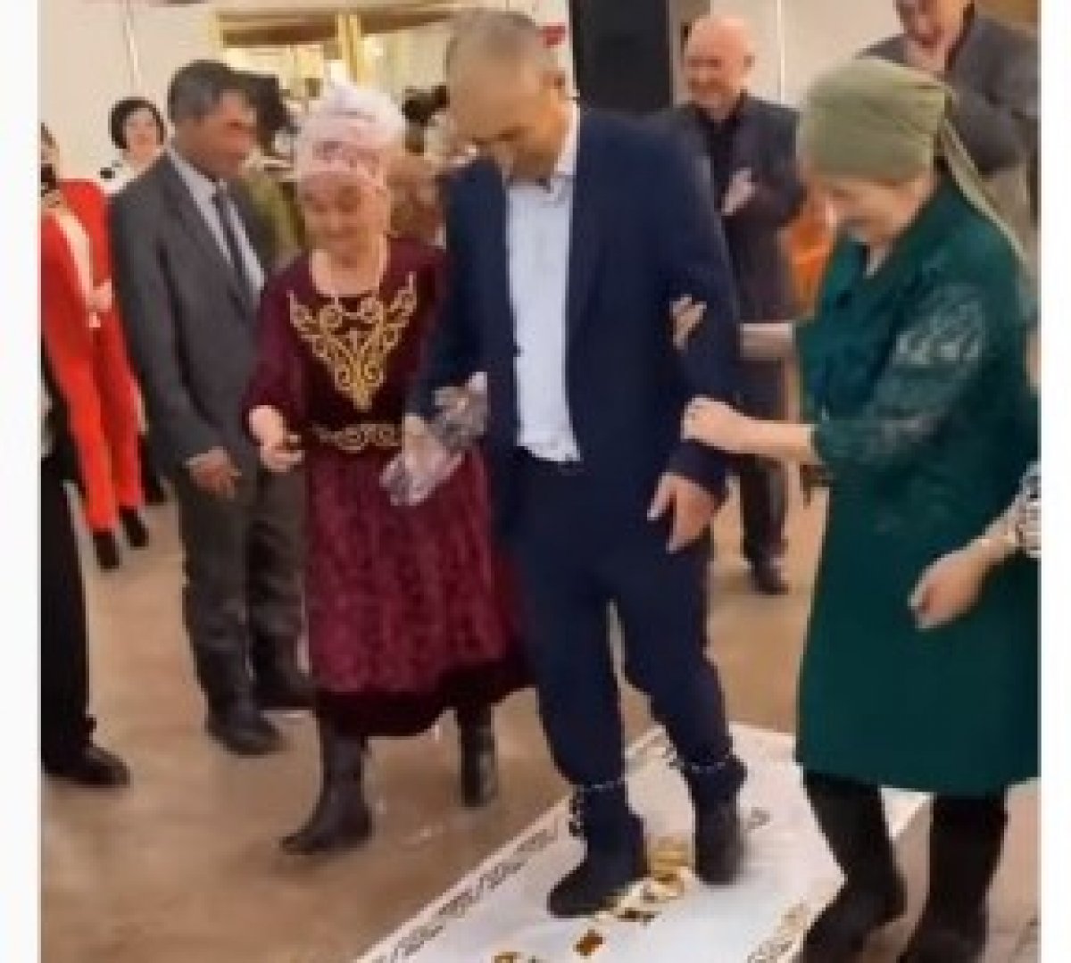 "Ақыр заман жақындап қалды ма?": 70 жастағы қарияның тұсауы кесілді (ВИДЕО)