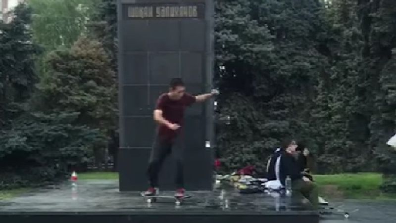Житель Алматы жалуется на подростков, ездящих на скейтбордах прямо на памятниках