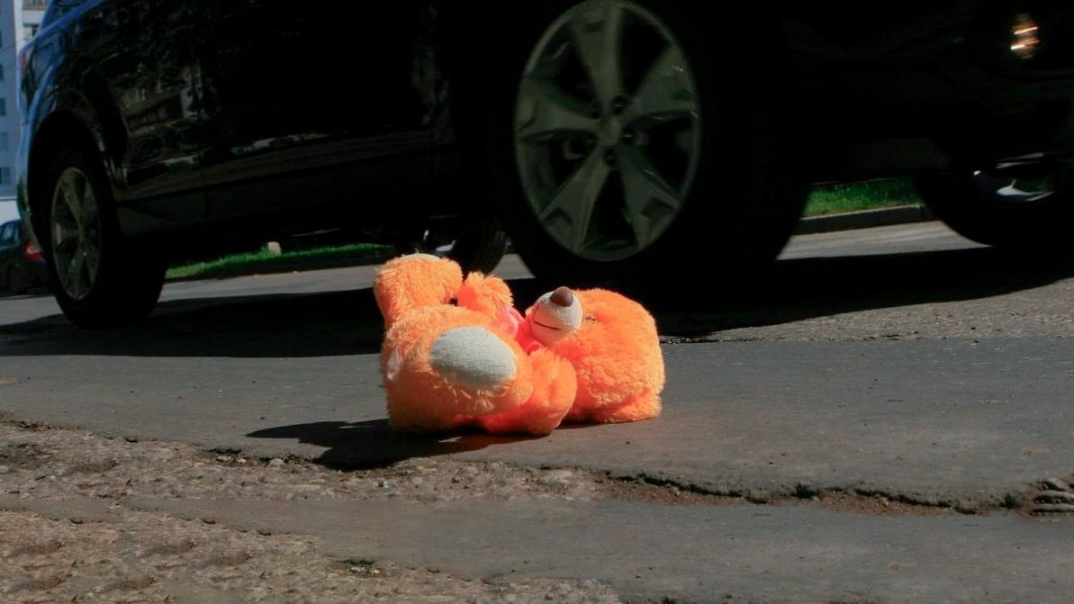 В Шымкенте две девочки по дороге в школу попали под колеса автомобиля