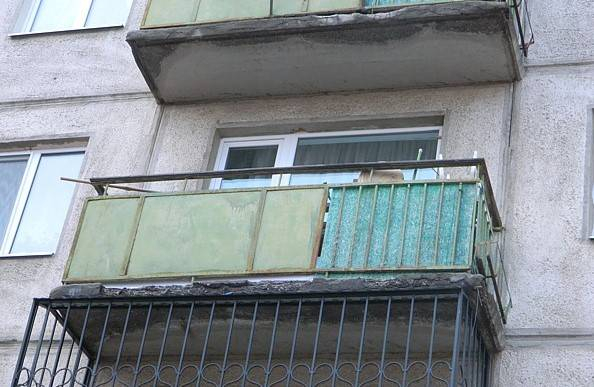 Павлодарка в нетрезвом состоянии выпала с балкона своего дома