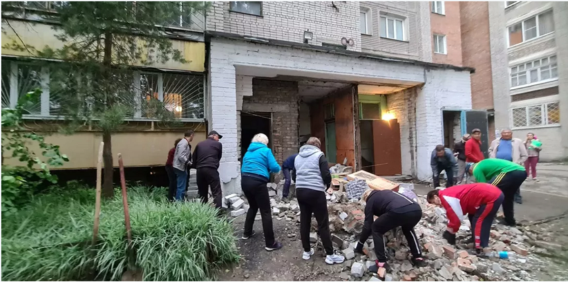 "Зақымдады": Өскеменде көпқабатты үйдің кіреберісі опырылып құлады