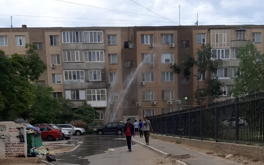 В Актау питьевая вода из пробитого во дворе водопровода затопила квартиры на пятом этаже