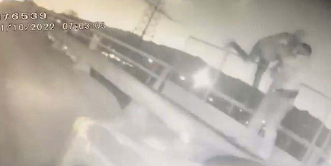 Полицейские Алматы спасли девушку от фатального прыжка с моста под поезд