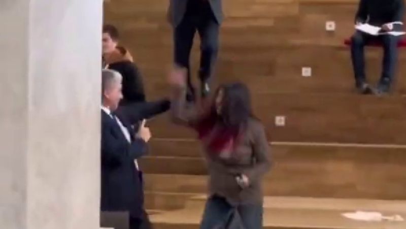 В Алматинском университете студентка устроила дебош с преподавателем