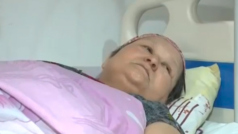 «В одну секунду превратилась в инвалида»: Мусорный бак сорвался на женщину в Павлодаре