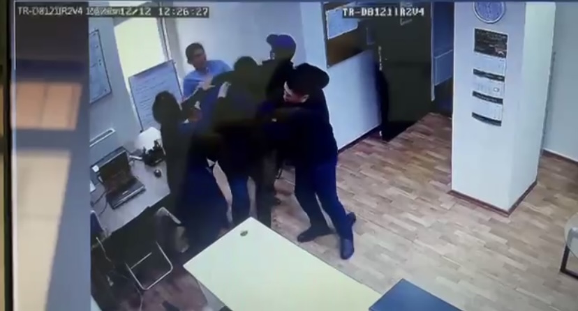 Драка председателя ОСИ с мужчиной попала на видео в Алматы