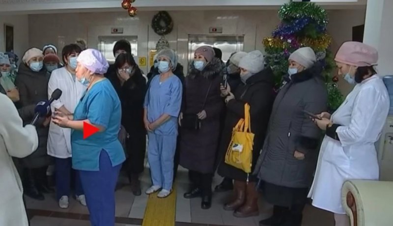 «Қажып біттік»: Астанада қарттар үйі қызметкерлері наразылық білдірді