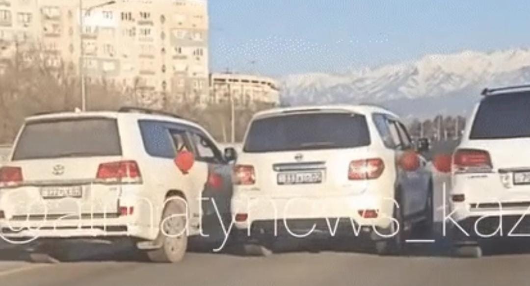 Жол талғамайтын көліктер кортежі алматылық жүргізушілердің ашуын келтірді