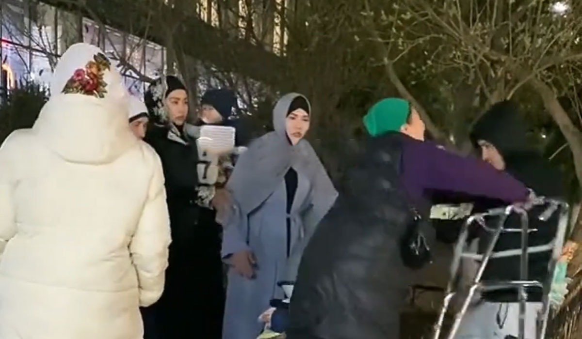 Пользователей Казнета возмутило видео снятое возле мечети Алматы
