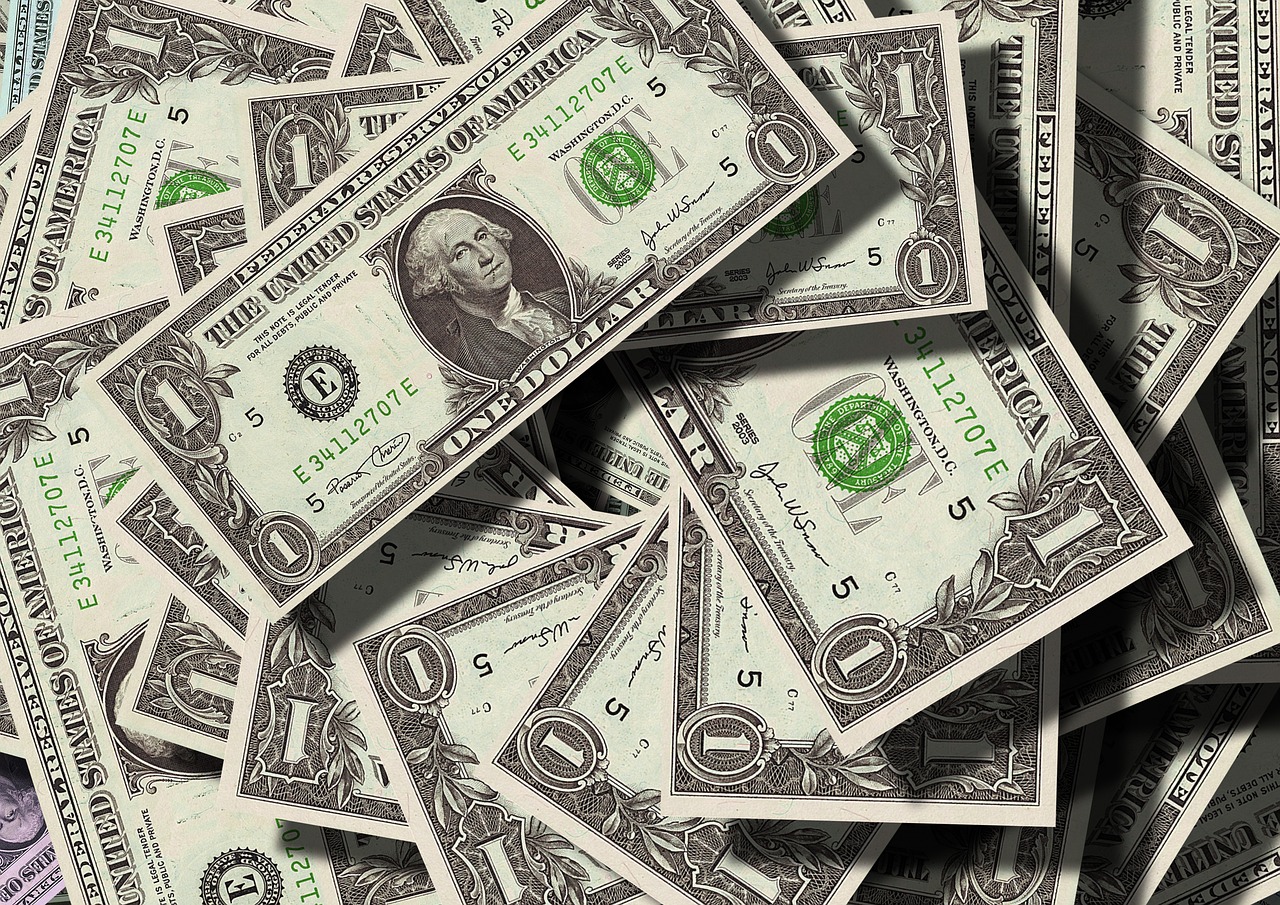 Биржевой курс доллара опустился ниже 450 тенге