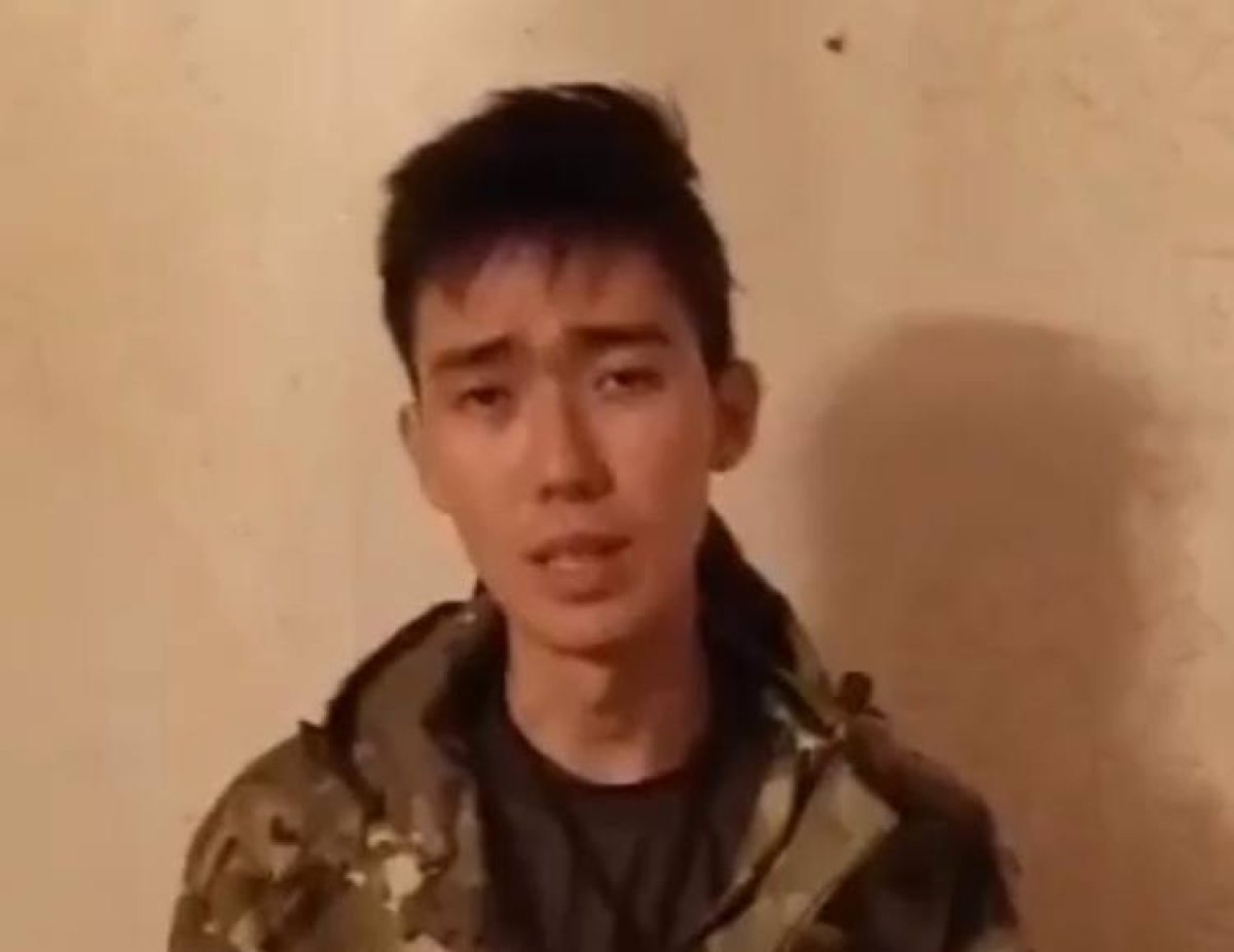 «Соғысқа өз еркіммен келдім»: Ресей жасағына қосылған қазақ жігіті үндеу жасады (ВИДЕО)