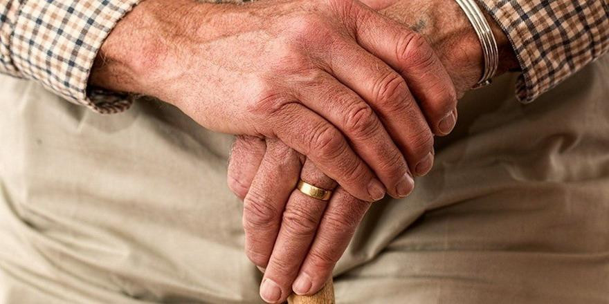 В Караганде 85-летнюю женщину подозревают в убийстве сына
