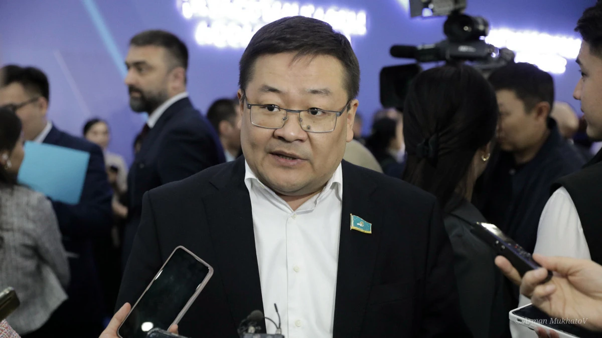 «Қазақ қызына мал секілді қарауды қою керек»: Айдос Сарым Қытаймен визасыз режим туралы