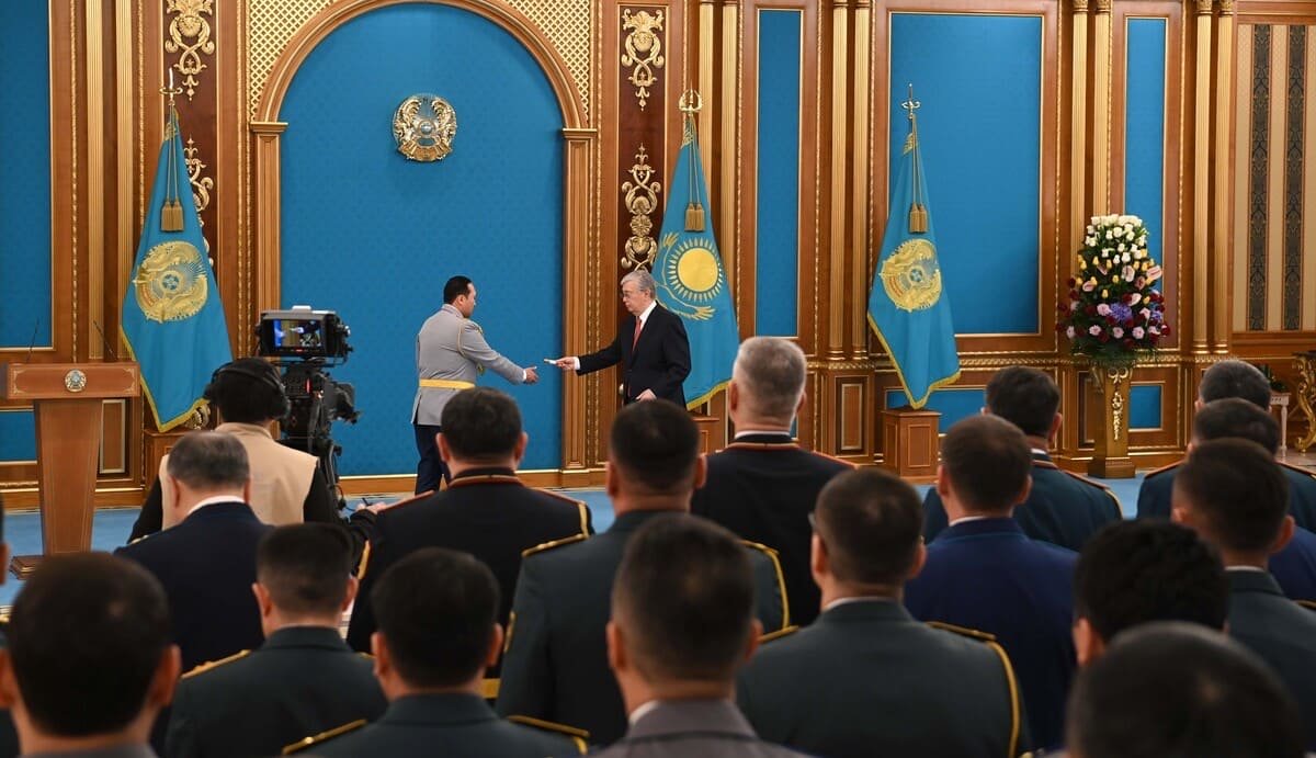 Президент вручил ордена и медали военным и правоохранителям