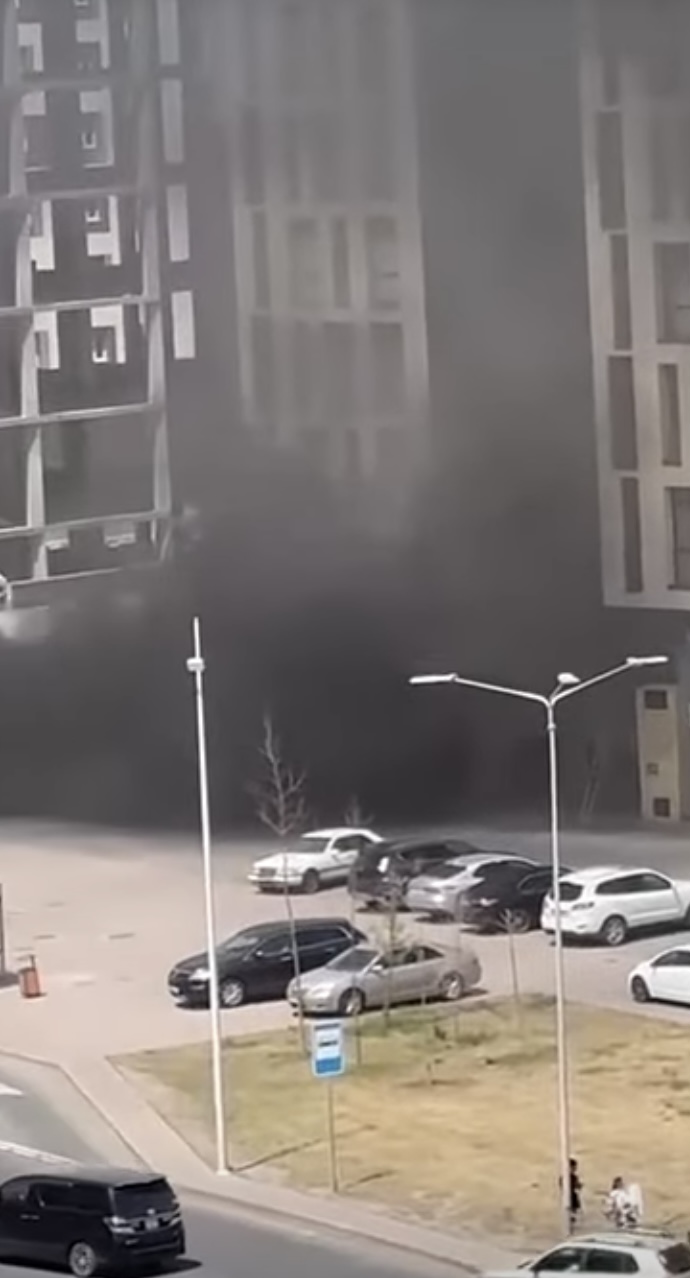 Автомобиль загорелся в паркинге 9-этажного дома в Астане