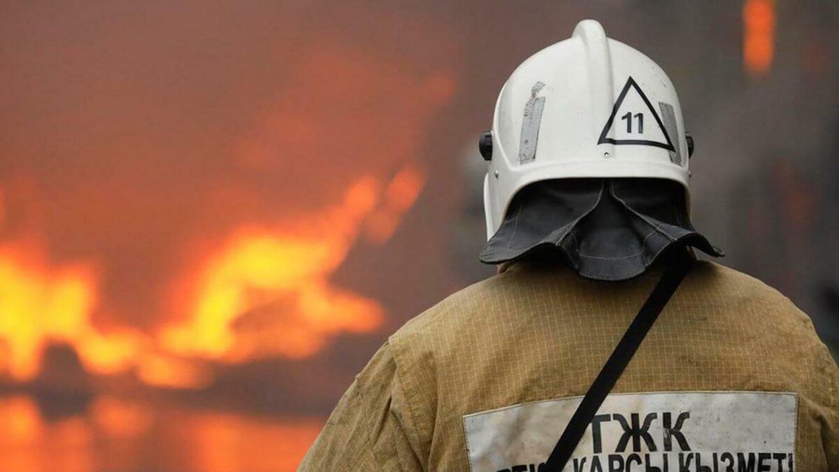 Ақтөбеде көппәтерлі үйден өрт шығып, 13 адам эвакуацияланды