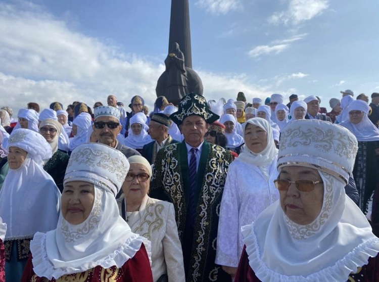 Более 300 ветеранов столицы стали участниками масштабного флешмоба