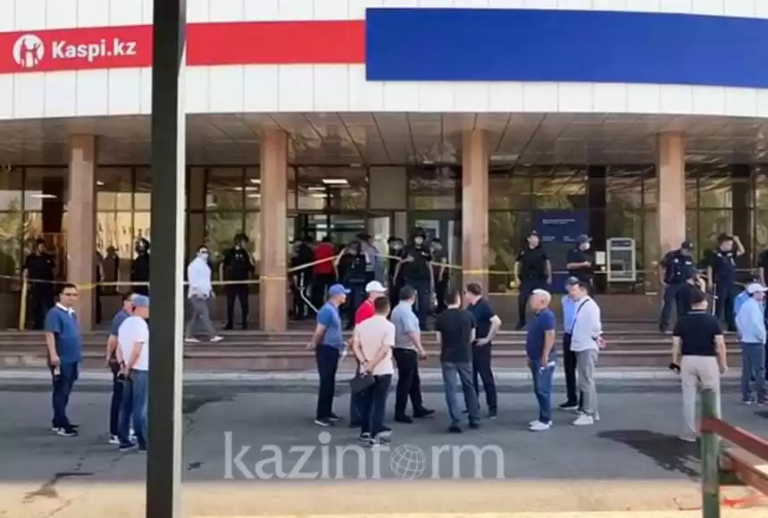 Прокурор Kaspi Bank-ке шабуылдаушыға 8 жыл жаза сұрады