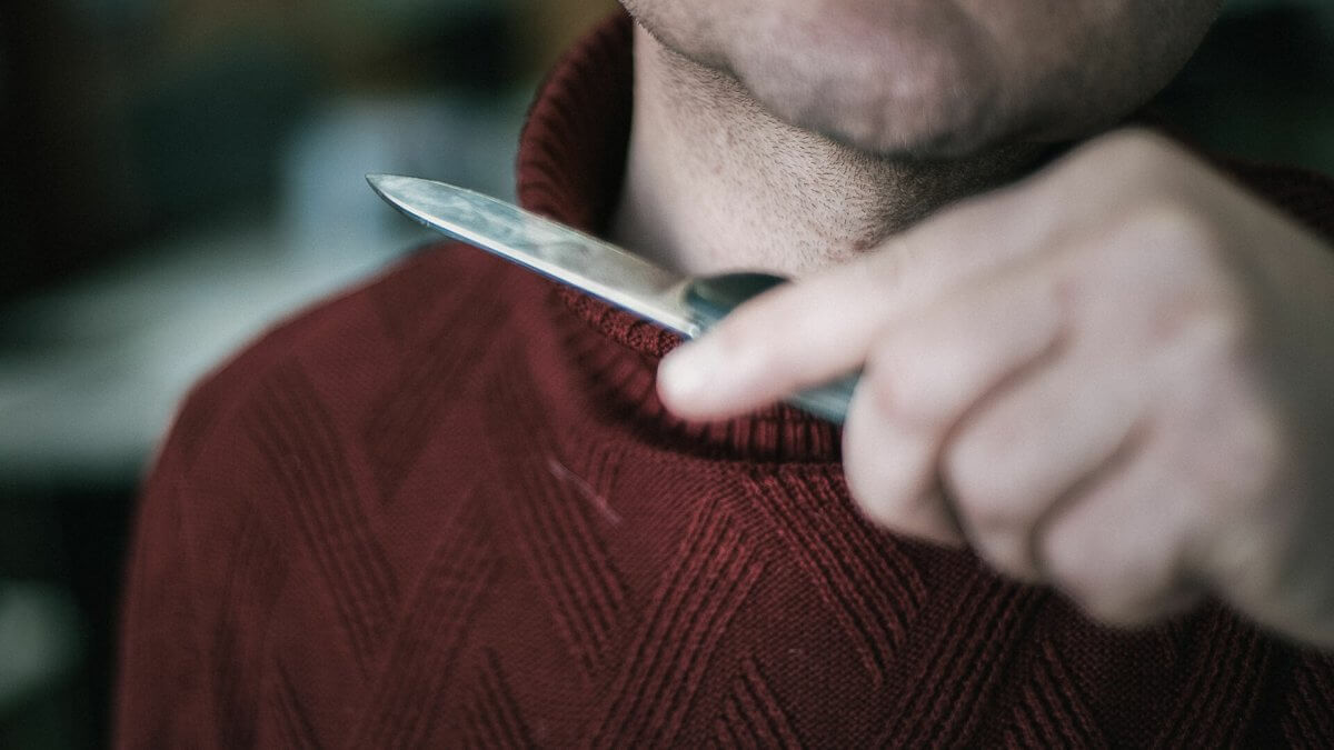 Алматы түрмесінде қызтеке өзін зорлағандардың бірін жаралап, екіншісін өлтіріп тастаған