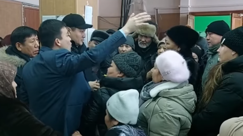 Около 100 человек устроили скандал в акимате Семея
