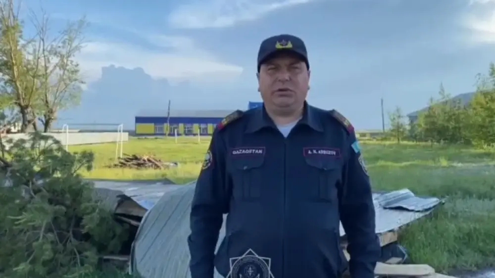 Сильный ветер снес крыши зданий в Костанайской области