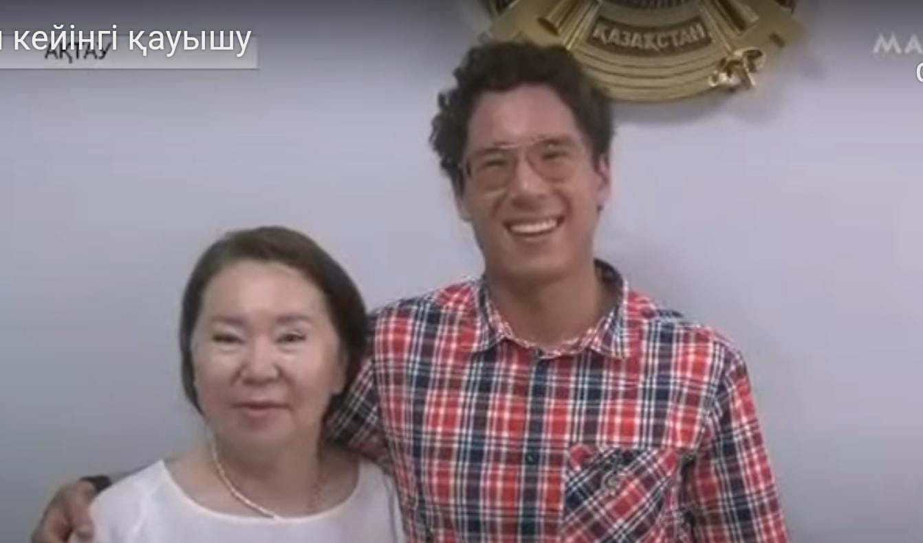 17 жыл бұрын шетелдіктер асырап алған қазақ баласы туған анасымен қауышты