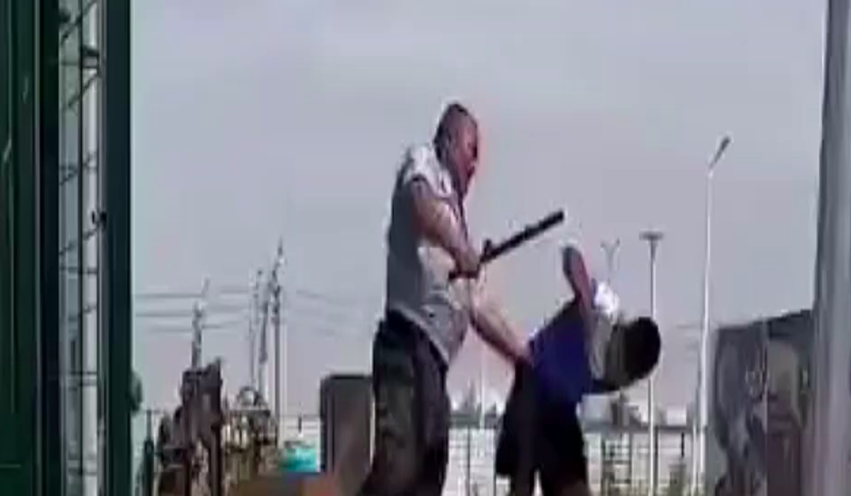Охранник избил мальчика дубинкой и попал на видео в Шымкенте