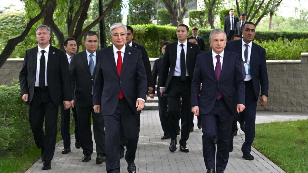 Токаев и Мирзиёев открыли памятник Алишеру Навои в Астане