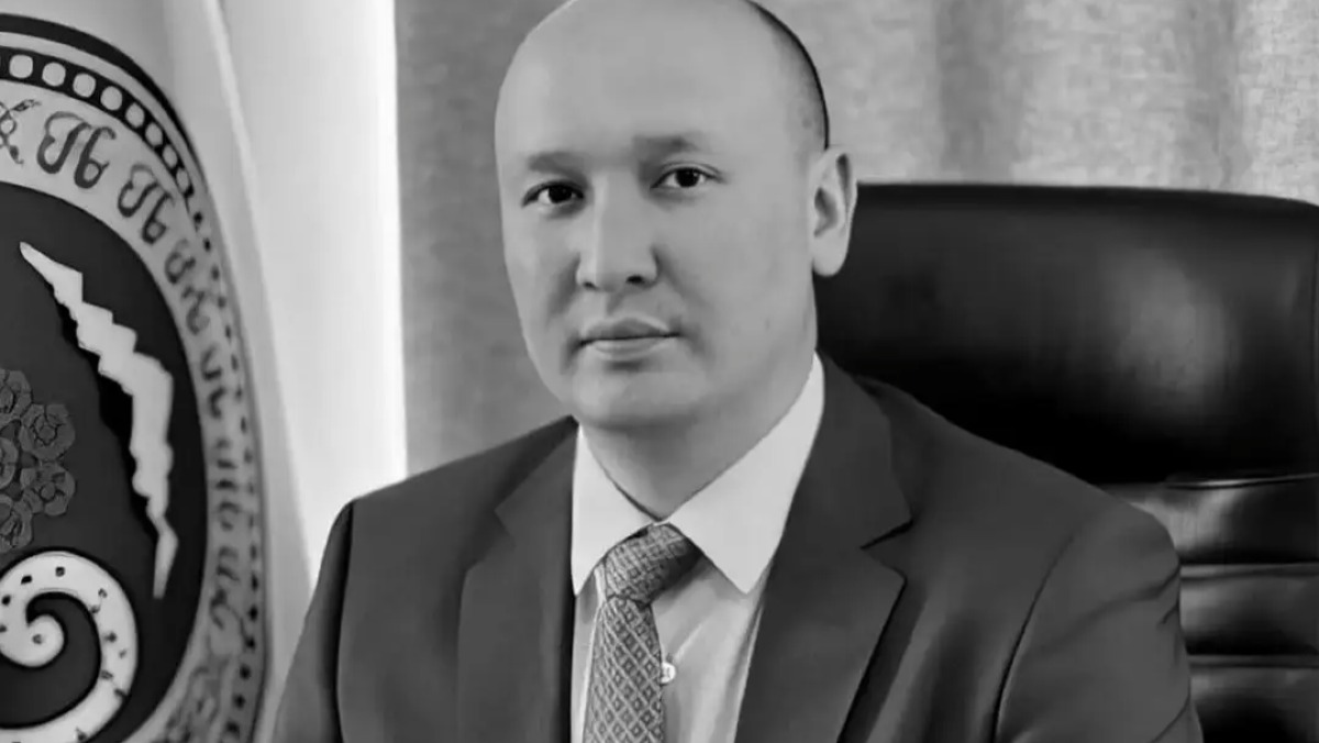 Досаев Парижде қайтыс болған басшының отбасына көңіл айтты