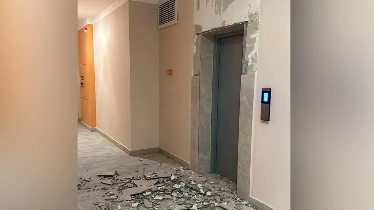 Елордада әйелдің басына лифтінің плиткасы құлап, миы шайқалды