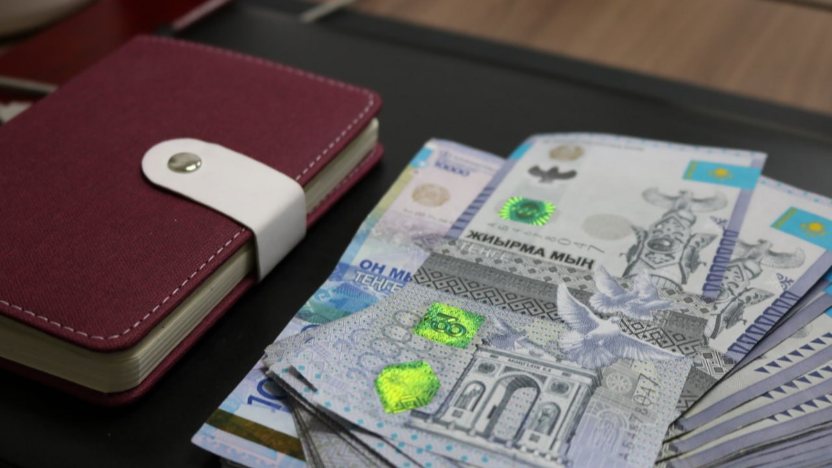 Минимальная зарплата в Казахстане должна составлять не менее 2500 долларов США