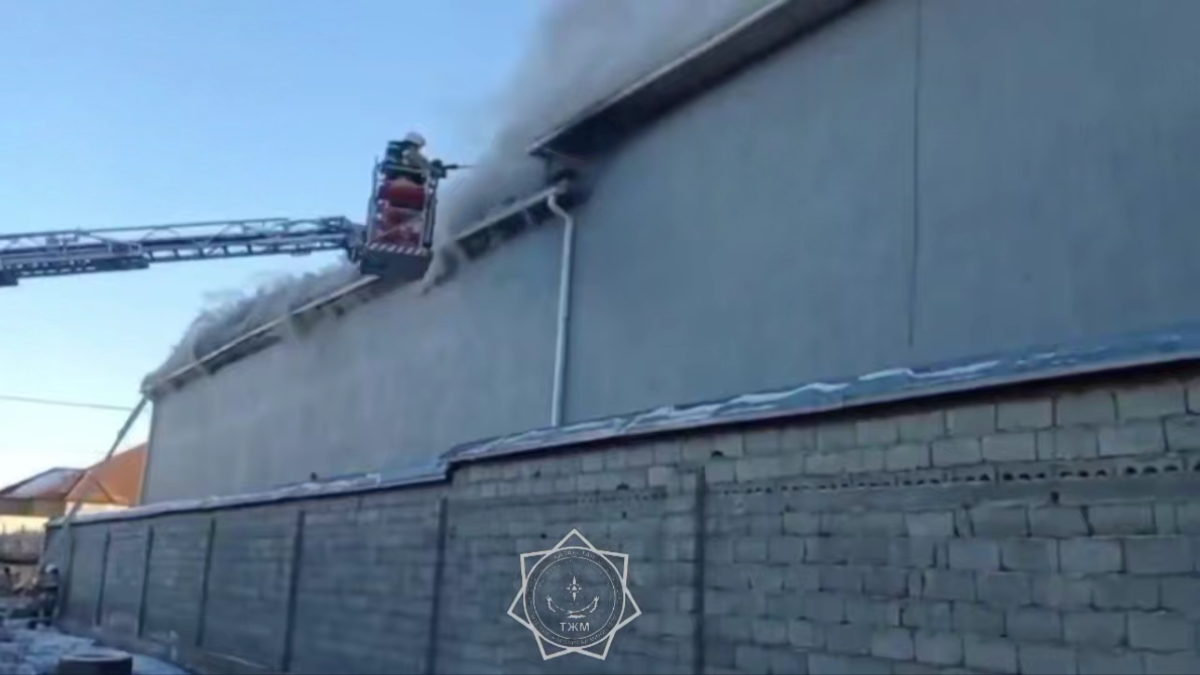 Сотрудники МЧС полностью потушили пожар в цеху Шымкента 
