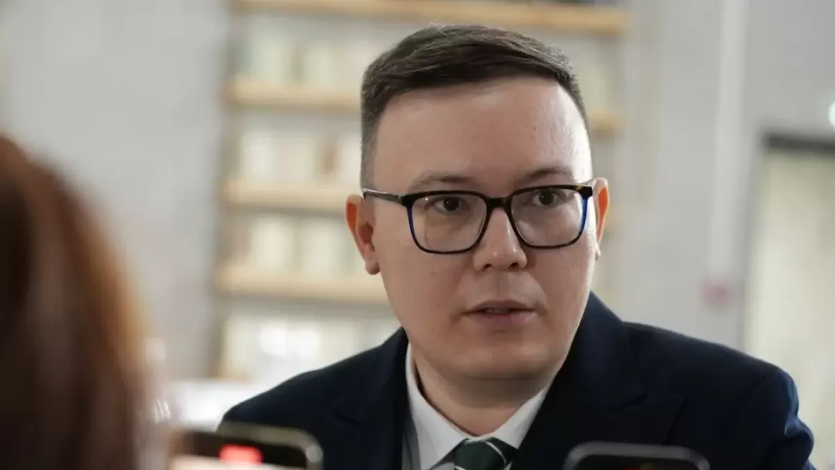 Жағамызды ұстап, ұялып отырдық – Дулат Исабековтың асында баспагер әдепсіздікке куә болғанын жазды